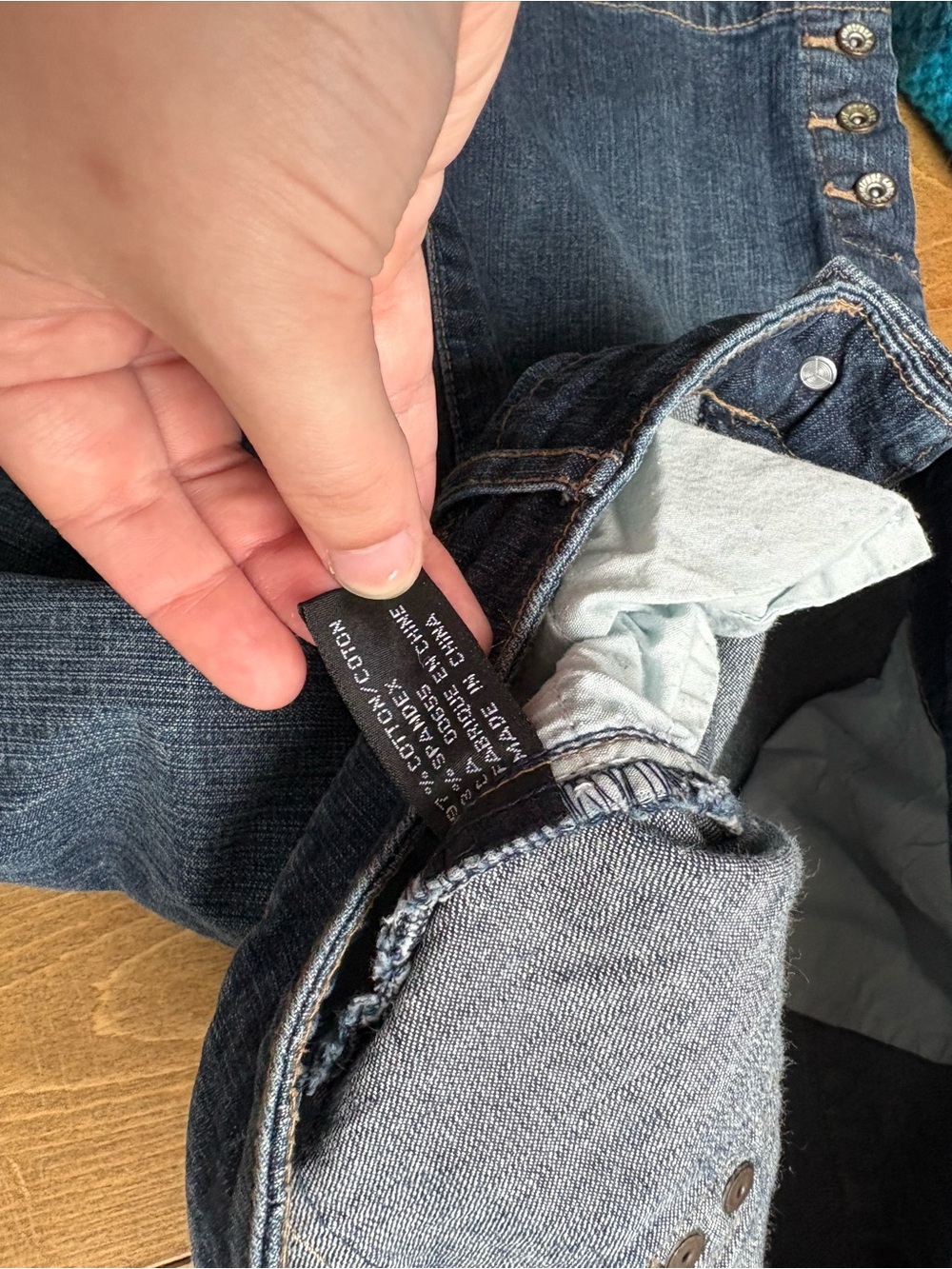Contrast jean capris - Picture 5 of 5